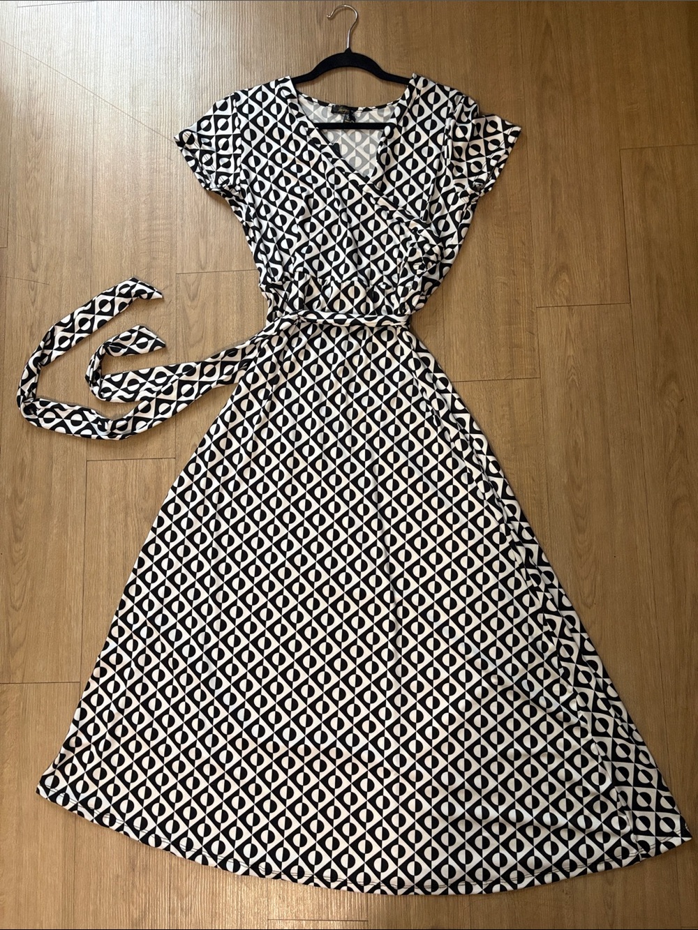 Lexington Avenue Black & White Geometric Wrap Maxi Dress with Tie Waist Size L